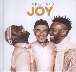 AKA TRIO :  JOY  (ARC)

L'Aka Trio  nato dall'incontro di tre virtuosi musicisti di fama mondiale: Antonio Forcione (Italia), Seckou Keita (Senegal) ed Adriano Adewale (Brasile). Il chitarrista e compositore italiano Antonio Forcione ha girato il mondo per oltre vent'anni, pubblicando svariati album e collaborando con molti artisti importanti come Charlie Haden, Trilok Gurtu, Angelique Kidjo e Bulgarian Voices. Seckou Keita  uno dei migliori musicisti di kora al mondo, coinvolto in molti progetti internazionali tra cui il suo duo rivoluzionario con l'arpista gallese Catrin Finch, Africa Express con l'orchestra di musicisti siriani ed il progetto Transparent Water con il pianista cubano Omar Sosa. Il percussionista e compositore brasiliano Adriano Adewale ha collaborato con Bobby McFerrin, Joanna McGregor e Benjamin Taubkin e ha composto musica per orchestre e teatro. Joy, album di debutto della formazione,  un disco in cui convergono felicemente le tante differenze culturali che contraddistinguono i tre musicisti. Il risultato finale  un bellissimo disco accompagnato da un libretto davvero ricco di foto ed informazioni, un album che offre all'ascoltatore quello che promette nel suo titolo: Joy  gioia allo stato puro, energia vitale e vibrante che si sprigiona da un'originale fusione multiculturale molto rinfrescante e davvero godibile.