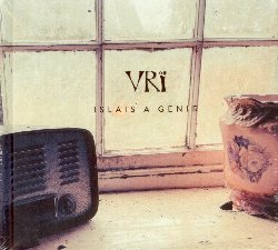 VRI :  ISLAIS A GENIR  (ARC)

I Vri sono tre giovani musicisti provenienti dal Galles che hanno scavato negli sconvolgimenti culturali dei secoli passati per trarre ispirazione dall'incredibile storia di un'epoca in cui la musica e la danza tradizionali del Galles furono escluse dalle cappelle metodiste. In Islais a Genir il trio ha portato alla luce gemme perdute che gettano nuova luce su una vibrante tradizione popolare che si nutre dell'energia elegante del violino e della bellezza della musica da camera. Le canzoni di Vri, cantate con potenti armonie vocali, raccontano storie di persone che hanno lottato 200 anni fa, ma ascoltandole con attenzione si capisce che quelle lotte non sono poi cos tanto diverse da quelle che si combattono oggi. Islais a Genir  un paesaggio sonoro meraviglioso e unico che giunge a noi attraverso i secoli, per darci un senso di appartenenza, di comunit e una magica sensazione di assenza di gravit e libert edificante.