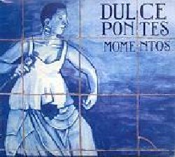 PONTES DULCE :  MOMENTOS  (GALILEO)

Per festeggiare i 20 anni della sua carriera musicale, la cantante portoghese Dulce Pontes presenta un nuovo doppio album, Momentos, che miscela alcune delle sue esibizioni dal vivo pi emozionanti con nuove registrazioni in studio. Il primo cd  dedicato al Portogallo, mentre il secondo si concentra maggiormente sugli aspetti internazionali della sua carriera, con spettacolari duetti con Jos Carreras e George Dalaras. Dulce Pontes ha debuttato nel 1988 nella commedia musicale Emfim Sos e da autodidatta  cresciuta in modo incredibile da allora. Ha iniziato la sua carriera solista con l'album Lagrimas del 1993 in cui ha riletto e rivoluzionato le basi della musica lusitana tradizionale. Da allora la Pontes si  affermata, grazie alla sua continua ricerca di nuovi linguaggi musicali, come un'artista unica, conquistando la fama internazionale. Anni prima che il mondo intero scoprisse il fado, Dulce Pontes ha fatto conoscere questo genere ad una nuova generazione con il suo stile innovativo ed originale. Momentos mostra l'incredibile crescita artistica e la maturit che Dulce Pontes ha raggiunto in questi 20 anni di carriera. Il primo dei due cd  maggiormente incentrato sul fado e contiene brani come Verde pino, verde mastro, una composizione di Alain Oulman rivisitata con chitarre e oboe, o Julia Galderia, un omaggio all'aspetto umoristico e sconosciuto del fado. Troviamo poi brani registrati dal vivo come Naufragio o Medo, e il sorprendente Lagrima che  stato registrato dal vivo ad Atene, accompagnato dalle sonorit del bouzouki greco. Naturalmente, in questo primo album non pu mancare una rilettura di Cancao do mar, una delle canzoni portoghesi pi famose, diventata un classico intramontabile. Il secondo cd  pi cosmopolita e abbraccia con le sue sonorit tutte le culture del Mediterraneo, come dimostra il brano Por esse mar del compositore greco Stefanos Korkolis con testi di Joao Mendonca e la partecipazione del cantante Georges Dalaras. Porta invece la firma di Ennio Morricone il brano Amor a Portugal, mentre la stessa Dulce Pontes ha scritto il brano Todos somos um, commissionato dalla fondazione per le Nuove 7 Meraviglie del Mondo, e registrato al fianco del tenore Jos Carreras.