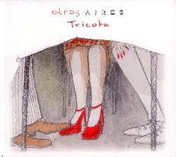 OTROS AIRES :  TRICOTA  (GALILEO)

Tricota  il terzo album degli Otros Aires, il gruppo che si  autodefinito 'la prima band di tango archeologico-elettronico'. Definizione bizzarra, ma che ben ritrae e spiega il loro stile cos peculiare che miscela sofisticate atmosfere elettroniche, campionamenti delle registrazioni di tango pi emblematiche del secolo scorso e musica dal vivo. Formati da Miguel Di Genova (voce, chitarra, elettronica), Emmanuel Mayol (batteria e percussioni), Omar Massa (bandoneon) e Diego Ramos (piano), gli Otros Aires sono accompagnati in questa occasione dall'orchestra Erica Di Salvo e dall'orchestra Los Reyes del Tango, diretta dal Maestro Ricardo Sanchez Rivera. Questa collaborazione rende Tricota il pi ambizioso e intrigante dei loro lavori, che si confermano come un ponte tra tradizione e modernit. Lo stile degli Otros Aires  infatti qualcosa di ben diverso da quello che comunemente viene definito 'tango elettronico'. La loro musica non concede nulla ai facili ammiccamenti a sonorit contemporanee, ma rimanendo fedele all'eredit della tradizione la rilegge e la arricchisce con nuovi elementi, rendendola accessibile ad un pubblico sempre pi ampio.