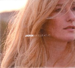 JAGUN :  MY BLUE HOUR  (GALILEO)

La cantante Eva Jagun  cresciuta nella periferia di Colonia in una famiglia di musicisti. Ha studiato violino, flauto, chitarra e pianoforte e ha fatto le sue prime esperienze musicali con la sua famiglia. A venti anni ha deciso di trasferirsi negli Stati Uniti dove si  immersa nel variegato panorama musicale americano. Al ritorno in Europa ha ripreso a studiare musica ad Amburgo, successivamente si  trasferita a Berlino dove vive ancora oggi. Da diversi anni  una delle violiniste e cantanti jazz pi richieste per registrazioni in studio e progetti dal vivo. La sua collaborazione pi importante  stata con il bassista Richard Bona. My Blue Hour  l'album d'esordio di Jagun. Composto da 11 brani originali scritti dalla stessa cantante, il lavoro  animato dalla sua voce delicata e raffinata che spazia con disinvoltura dalla tradizione jazz a quella della bossa nova brasiliana. Al suo fianco troviamo Ben Grayson al piano, Michael Kersting alla batteria e Manuel Zacek al contrabbasso, oltre alla flautista Kalle Bohm come special guest.