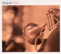 RASGUEO :  ECHO  (GALILEO)

L'interazione tra la tromba jazz e la chitarra flamenco  il marchio di fabbrica dei Rasgueo, creativo quartetto composto dal leader e fondatore Nikos Tsiachris (chitarra flamenco), Martin Auer (tromba), Martin Lillich (basso) e Diego Pineira (batteria). Il musicista greco Tsiachris che ha scritto tutti i pezzi del disco, oltre all'arrangiamento del classico di Isaak Albeniz Asturias,  un chitarrista di fama internazionale che, con il suo album da solista Alcance, ha ottenuto il titolo Top of the World dalla rivista Songlines. I brani presentati in Echo, mescolano armoniosamente jazz e flamenco, raccontando storie ed esperienze personali che coinvolgono chi ascolta dalla prima all'ultima nota.