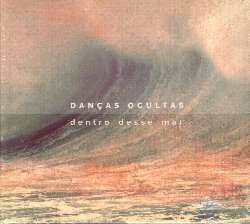 DANCAS OCULTAS :  DENTRO DESSE MAR  (GALILEO)

I Danas Ocultas, ossia Artur Fernandez, Filipe Cal, Filipe Ricardo e Francisco Miguel, sono uno dei grandi tesori della musica portoghese contemporanea: da oltre 25 anni, l'eccellente quartetto di fisarmoniche diatoniche gira il mondo facendo conoscere la propria splendida musica su alcuni dei pi autorevoli palcoscenici nazionali ed internazionali e collaborando con orchestre classiche ed importanti nomi della musica come Rodrigo Leao e Carminho. I Danas Ocultas presentano quello che forse  il pi ambizioso progetto artistico della propria carriera, Dentro Dessem Mar, album registrato negli studi Casa do Mato, a Rio de Janeiro, che vanta la collaborazione del celebre violoncellista, compositore, arrangiatore e produttore brasiliano Jaques Morelenbaum, artista che nel corso della propria carriera si  esibito con grandi interpreti come Tom Jobim, Caetano Veloso, Marisa Monte, Ryuichi Sakamoto e David Byrne, solo per citarne alcuni. Dentro Desse Mar propone composizioni ed arrangiamenti firmati dai Danas Ocultas e vede la preziosa partecipazione delle eccellenti vocaliste Carminho, Zelia Duncan e Dora Morelenbaum.