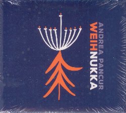 PANCUR ANDREA :  WEIHNUKKA  (GALILEO)

Andrea Pancur  una bravissima cantante, considerata da molti l'inventrice di un nuovo genere musicale che  stato definito Alpen Klezmer, ossia klezmer alpino, uno stile basato sulle radici comuni che condividono la musica yiddish klezmer ed il folk bavarese. Il nuovo progetto dell'artista, Weihnukka,  un disco natalizio che rappresenta l'unione di due festivit: Weihnachten, in tedesco Natale, e Hanukkah, festa ebraica a commemorazione della liberazione dagli elleni. Il termine 'Weihnukka'  stato creato nel XIX secolo, durante il periodo dell'Illuminismo ebraico, quando era di moda per i tedeschi ebrei adattarsi agli usi e costumi tedeschi: le celebrazioni dell'Hanukkah andavano di pari passo con i regali e l'albero di Natale tipici della tradizione cristiana. Si trattava di uno splendido esempio di simbiosi tedesco-cristiano-ebraica, non fosse che il nazionalsocialismo ha posto fine a tutto. Il disco di Andrea Pancur  un invito a cercare di creare un mondo migliore, fatto di condivisione e reciproca accettazione, una colonna sonora perfetta per le prossime feste natalizie.