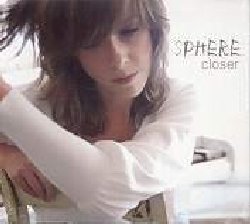 SPHERE :  CLOSER  (BLUE FLAME)

Il nome Sphere esprime perfettamente lo stile e le sonorit di questo duo, definite dagli stessi musicisti un pop sferico e rotondo che affonda le radici nel jazz: musiche di difficile catalogazione visto che spaziano tra atmosfere jazzy, nu-bossa, chanson e pop, perfette per trascorrere serenamente un'oretta di tempo con due chiacchere tra amici. La vocalista francese Nikola Materne e Georg Turk, nato in Transilvania, non sono mai riusciti ad imparare un mestiere come volevano i loro genitori e hanno dedicato le loro vite interamente alla musica, suonando in locali, night club e studio fino a quando si sono incontrati qualche anno fa. Appena scoperti i comuni gusti musicali e l'amore per la cucina, hanno deciso di unire le forze per creare la loro musica: nasce cos l'album d'esordio Breathe, una delle nuove proposte di casa Blue Flame pi gradite dal pubblico, diventata in breve un piccolo successo europeo. Per il loro nuovo album, Closer, gli Sphere hanno inviato nel loro studio un bel po' di amici musicisti rendendo ancora pi palpabile lo stile Sphere che tanto aveva affascinato il pubblico, realizzando un album con canzoni intime che mostrano tutto il loro amore per le atmosfere cinematiche. Un nuovo best seller che far crescere in modo esponenziale il numero degli estimatori del duo e della splendida voce di Nikola.