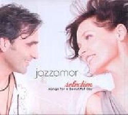 JAZZAMOR :  SELECTION - SONGS FOR A BEAUTIFUL DAY  (BLUE FLAME)

Canzoni per una splendida giornata: la colonna sonora ideale per rendere il sole ancora pi� brillante o per portare un raggio di luce in una giornata un po' grigia. Selection - Songs for a Beautiful Day � l'occasione ideale per portarsi a casa il meglio dei primi quattro album dei Jazzamor che, a sei anni di distanza dal loro esordio discografico, sono diventati un punto di riferimento della scena nu-jazz/nu-bossa ed easy listening, con all'attivo una serie di sostanziosi successi internazionali. Tutto inizi� con l'amore comune di Bettina Mischke e Roland Grosch per il jazz degli anni '60 che divent� la base su cui creare nuove sonorit� che 'aggiornassero', dopo 40 anni, il groove: con il loro quartetto hanno suonato sui palcoscenici di mezzo mondo, confrontandosi tutti i giorni con il vero pubblico ed elaborando un proprio stile del tutto definito. Cos� il primo album A Lazy Sunday Afternoon ottenne immediato successo anche spinto dall'utilizzo di uno dei brani nello spot della Nikon 'Coolpix' trasmesso in tutto il mondo. Il successo raddoppia con il successivo A Piece of My Heart che continua il percorso electro-latino del precedente. Travel..., terzo album, ed il recente Beautiful Day hanno reso solido il successo del gruppo, con nuove hit e nuove importanti campagne pubblicitarie - come la recente per celebrare il 40� anniversario della barretta di cioccolato che ha reso l'italiana Ferrero famosa nel mondo - a cui prestare il ritmo. Selection - Songs for a Beautiful Day condensa sei anni di successi dei Jazzamor in un unico cd che diventer� ben presto uno dei tuoi preferiti.