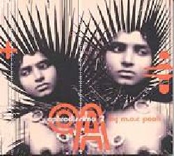 VARIOUS :  APHRODISSIMO 2  (BLACK FLAME)

Procurati uno shaker adeguato e miscela una grossa quantit� di puro ritmo africano ad un pizzico di reggae, insaporisci con quanto basta di magia orientale e rendilo piccante con un po' di fuoco latino: scuoti bene finch� lo shaker inizia a sbuffare e servi subito ben caldo. Aphrodissimo 2 � il risultato di lunghe ricerche nei laboratori Black Flame, non � stato testato su animali, ed ha dimostato di essere un potente stimolante per tutti i sensi, un vero e proprio elisir musicale. Moc Paoli ci conduce nuovamente attraverso un percorso musicale che ha le radici nei ritmi africani, la spina dorsale del groove, rielaborati attraverso la moderna elettronica e l'esperienza del dj. Uno dei pi� stimati pionieri della trance music, dopo aver vissuto in India, a Goa, per molti anni, Moc Paoli ora esplora le nuove vie dell'elettronica � diventato uno dei principali dj e producer della scena europea: da sei anni � resident dj del famoso Bambuddha Grove di Ibiza e responsabile delle omonime compilation e di una lunga serie di produzioni internazionali. Aphrodissimo 2 raddoppia il grande successo del primo volume con le imperdibili tracce di Trans-Global Underground, Audio Letter feat. Don Cherry (remix di Cheb I Sabbah), Bob Holroyd, Bhakta, Brother Resistance, Sol & Yann Kuhlman, Dave MacDonald, Electro Coco, Overproof Soundsystem, Lenny Mac Dowell con Bahramji & Zhubin, Sunyata Project, Red Buddha. Musica afrodisiaca per cittadini del mondo. Best seller.