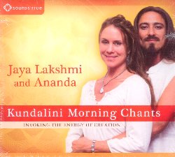 LAKSHMI JAYA & ANANDA :  KUNDALINI MORNING CHANTS - INVOKING THE ENERGY OF CREATION  (SOUNDS TRUE)

Jaya Lakshmi, nota artista della scena musicale ambient e Ananda, suo compagno con cui collabora dal 2011, hanno fuso il canto estatico indiano kirtan con suggestioni dance elettroniche, dando vita a Kundalini Morning Chants  Invoking the Energy of Creation, un album che mette insieme la tradizione indiana e linnovazione occidentale. La musica di Kundalini Morning Chants  Invoking the Energy of Creation, imbevuta del potere della pratica spirituale dello yoga kundalini, cos come insegnata da Yogi Bhajan e come praticata dai due artisti, avvolge lascoltatore con il suo ritmo ipnotico, risvegliando la sacra energia del kundalini. Cantata o anche solamente ascoltata, ogni traccia dellalbum di casa Sounds True trasmette vibrazioni positive che vengono recepite da corpo, mente e spirito. Coprodotto da Akal Dub, Kundalini Morning Chants  Invoking the Energy of Creation ha tutte le carte in regola per diventare un must dei festival di yoga, laccompagnamento perfetto da ascoltare durante sessioni di yoga, ma soprattutto lalbum ideale per chiunque voglia vivere stati di amore universale e di pura consapevolezza.