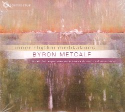 METCALF BYRON :  INNER RHYTHM MEDITATIONS  (SOUNDS TRUE)

Molte tradizioni indigene insegnano ad entrare in sintonia con il battito del cuore sacro della terra. Con il suo ultimo album Inner Rhythm Meditations, il maestro percussionista Byron Metcalf propone allascoltatore un viaggio musicale di pi di unora che ha come scopo il mettersi in contatto con il battito del cosmo. La musica di Metcalf  suggestiva, imponente e delicata allo stesso tempo, capace di rilassare ed energizzare chi ascolta attraverso un sapiente mix che fonde le note delicate di strumenti come il flauto shakuhachi ed i ritmi mai invasivi di varie percussioni. Lenergia vibrante di Inner Rhythm Meditations evoca la danza eterna di immobilit e movimento, creando un sottofondo ideale per la pratica di bodywork, qigong, per meditare o anche semplicemente pe raggiungere uno stato di rilassata creativit.