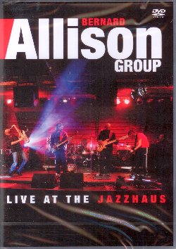 ALLISON BERNARD :  DVD / LIVE AT THE JAZZHAUS  (JAZZHAUS)

Registrato nel novembre 2010 in occasione del concerto all'omonimo club di Friburgo, l'album Live at the Jazzhaus vede il cantante e chitarrista blues Bernard Allison impegnato in una straordinaria performance dal vivo. I brani del concerto sono tratti principalmente dai due ultimi lavori di Allison, The Otherside e Chills & Thrills, a cui si aggiungono alcune canzoni scritte da suo padre, il leggendario Luther Allison. Nato il 26 novembre 1965 a Chicago, Bernard ha infatti raccolto l'eredit del padre scomparso nel 1997. All'et di dieci anni Bernard, il pi giovane di nove figli, ha iniziato a suonare la chitarra e tra i suoi insegnanti ha avuto chitarristi del calibro di Johnny Winter e Stevie Ray Vaughan. Dopo aver finito la scuola, Bernard Allison  diventato membro della band Blues Machine di Koko Taylor. Nel 1989  diventato il direttore musicale della band del padre e l'anno successivo ha pubblicato il suo debutto solista The Next Generation. Cerco di continuare da dove mio padre ha dovuto smettere. Ma non posso essere lui, posso essere solo me stesso: cos Bernard racconta la sua visione musicale profondamente influenzata, oltre che dal padre, da artisti come Albert King e The Isley Brothers Soul Funk Band. Al fine di sviluppare qualcosa di pi, bisogna rischiare spiega ancora Bernard. Il blues  trasmettere emozioni, ma anche provare a sperimentare. Nel mio caso questo significa che invece di riproporre sempre gli schemi conosciuti, propongo nei miei concerti anche canzoni soul, funky e rock. Questa miscela crea il suono unico di Bernard Allison che pu essere apprezzato al meglio in questo concerto dal vivo.