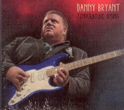 BRYANT DANNY :  TEMPERATURE RISING  (JAZZHAUS)

Se credi che gli assoli di chitarra siano una moda degli anni 70, ascolta Temperature Rising di Danny Bryant e vedrai che, non solo non sono una tecnica del passato, ma che, se fatti da musicisti di talento, sono un vero godimento sonoro. Con lo stesso suono intenso e potente della chitarra, Temperature Rising  la naturale prosecuzione del precedente Hurricane, sempre pubblicato da casa Jazzhhuas. In questa sua nuova pubblicazione Danny Bryant mette in mostra tutta la sua abilit di musicista e compositore senza paura di sfidarsi, regalando allascoltatore arrangiamenti unici nel loro genere, accordi strepitosi, polverose linee di basso, testi suggestivi interpretati da potenti parti vocali, insomma tutto ci che ci si aspetta da un grande disco di blues rock. Mentre la prima met di Temperature Rising  infiammata, caratterizzata da splendidi grooves rock e da una strumentazione ipnotizzante, nella seconda Bryant rinuncia ai riff rock per dare spazio ad una dimensione pi intima e seducente che tende ad amplificare ogni emozione umana. Lultima parola sul disco spetta a Danny Bryant: So che  un clich ma credo davvero che questo sia il mio miglior lavoro. Sono fiero di questo disco. In esso ho investito pi emozione, sangue, sudore e lacrime di quanto abbia mai fatto prima dora.