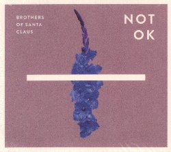 BROTHERS OF SANTA CLAUS :  NOT OK  (JAZZHAUS)

Giovane e promettente quintetto tedesco che si  fatto conoscere ed apprezzare dal pubblico con il suo album di debutto Navigation, Brothers of Santa Claus presenta il suo secondo disco Not Ok. Registrato nell'arco di vari mesi nello storico Funkhaus Studio di Berlino e prodotto da Alexander Sprave, l'album pubblicato da casa Jazzhaus mostra il grande spettro musicale che la band  capace di abbracciare. Mentre Navigation era un mix di indie pop e ballate cantautorali acustiche, Not Ok  un progetto pi complesso, pi maturo, con sonorit pi rock e con un interessante tocco di synth-pop. Tale complessit che non  mai una sterile elucubrazione intellettuale,  bilanciata da una piacevole dose di leggerezza che attraversa tutte le canzoni dell'album, alcune delle quali ricordano lo stile dei Radiohead e Alt-J. Le 10 composizioni di Not Ok sono tutte molte diverse l'una dall'altra: in alcune ci sono sonorit indie tipicamente inglesi, in altre prevale la dolcezza della ballata ed in altre ancora  preponderante l'energia rock, ma tutte sono accomunate dalla sfacciata disinvoltura con cui i cinque musicisti le suonano.