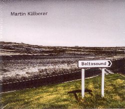 KALBERER MARTIN :  BALTASOUND  (JAZZHAUS)

Baltasound  la pi grande citt dell'isola scozzese di Unst in cui oltre alle tombe bruciate dell'et del bronzo c' l'hotel pi a nord del Regno Unito, un pub, una chiesa, una scuola e qualche casa, una stazione meteo ed un piccolo aeroporto. Anni fa, i pescatori facevano incetta di aringhe, poi questo luogo  diventato importante per l'industria petrolifera. Oggi Baltasound  una citt che sembra addormentata, silenziosa, con grandi spazi verdi che stimolano la fantasia. Proprio nella surreale lentezza di questi luoghi, Martin Kalberer ha trovato l'ispirazione necessaria per il suo ultimo disco Baltasound. Il musicista ha passato giorni nell'isola scozzese a bordo del suo camper in cui, con solo un Hang a disposizione, ha immortalato impressioni e schizzato schemi ritmici dando vita a quel materiale grezzo che  fondamentale nella fase compositiva. Il risultato  un disco di composizioni piuttosto filosofiche nel suono che affrontano temi come il tempo, il ritmo e l'armonia. Registrato nell'autunno del 2017 con la collaborazione della violoncellista Fanny Kammerlander, del flicornista Reinhard Greiner, del bassista Alex Klier e del chitarrista Werner Schmidbauer, Baltasound  un album in cui, come in tutti i precedenti lavori di questo artista, l'improvvisazione gioca un ruolo essenziale, ma qui anche il momento compositivo ha un'importanza basilare. Da vero globetrotter musicale, Kalberer  andato in un luogo sperduto e da l  ritornato con un album che d suono e vibrazione al silenzio.