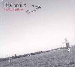 SCOLLO ETTA :  IL PASSO INTERIORE  (JAZZHAUS)

Per la musicista siciliana Etta Scollo la lingua e la musica sono due realt inscindibili. Questa consapevolezza l'artista siciliana l'ha raggiunta quando, in occasione del suo album Canta Ro, si  confrontata con i poemi della cantautrice, sua compatriota, Rosa Balistreri. In Il passo interiore Etta continua questo percorso di studio e scoperta della lingua, in modo ancora pi completo, traendo ispirazione da tantissime fonti che coprono l'arco di un mezzo millennio, con tratti filosofici, spirituali ed umanistici. Nell'era della mobilit per eccellenza, il pi grande incanto per Etta Scollo rimane un movimento che  stato presente in tutte le epoche e che non si vede: il passo interiore. Come pu questa ricerca interiore con tutte le sue contraddizioni essere ritratta musicalmente? E' possibile solo con una visione che attraversi i secoli e con l'unione di generi musicali e letterari tra loro molto diversi: per questo motivo Scollo fa riferimento a testi mistici e discorsi politici, a poemi d'amore, ma anche ad interviste fatte a persone viventi. Un tale sforzo avrebbe potrebbe condurre alla creazione di un collage caotico, ma Etta ha un asso nella manica: combinare le diverse ed a volte contrastanti forme di testo con un suono che l'ha accompagnata nei suoi album pi recenti. Si tratta di un suono la cui essenza sono i colori del Barocco e del Rinascimento. Dice Etta Scollo: Questo suono continua a tornare quando compongo. In questa musica c' l'idea della narrazione cantata,  come un gioco libero e meraviglioso. Con la collaborazione dell'ingegnere del suono Kay Wacke, ne Il passo interiore Etta Scollo ha creato trame piene di calore introspettivo che prendono forma attraverso la fisarmonica di Cathrin Pfeifer, il violoncello di Susanne Paul, le percussioni di Patrice Heral, la chitarra portoghese ed il mandolino del maestro Hinrich Dagefor e le parti vocali di Cecile Kempenaers, Matthias Jahrmarkte e Tom Heiss.