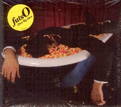 FATSO :  ONE BY ONE  (JAZZHAUS)

La Colombia, un paese topograficamente ricco, con le coste del Pacifico e dell'Atlantico, le montagne andine e la giungla tropicale, possiede una scena musicale altrettanto sfaccettata: salsa, cumbia, latin rock e radici afro-caraibiche, la ricchezza sembra inesauribile. In mezzo a questa fiera di suoni si nascondono un artista ed una formazione che sembrano non avere nulla a che fare con il Sud America. Si tratta del bassista, cantante e compositore Daniel Restrepo che, con la sua combo FatsO, propone sonorit blues, jazz e soul che stanno letteralmente conquistando l'Europa. One By One, il secondo album di studio della formazione  composto da 9 composizioni originali scritte da Restrepo e caratterizzate da melodie splendide e testi pensosi che riaffermano il marchio di fabbrica della formazione colombiana: un'identit vocale unica con armonie vintage, malinconiche e delicate, interpretate da un raro format musicale che ha dimostrato di essere difficile da catalogare nei generi tradizionali. Restrepo  accompagnato sul palco da talentuosi musicisti colombiani ed improvvisatori tra i quali Daniel Linero (sax, clarinetto), Santiago Jimenez (chitarra elettrica) e Cesar Morales (batteria).