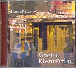 BARBAPEDANA :  GHETTO KLEZMORIM  (EVOLUTION)

Con questo nuovo album, il sesto del gruppo, i Barbapedana festeggiano 30 anni di attivit musicale e culturale. Ghetto Klezmorim, cio 'Musicanti del Ghetto', propone i brani pi significativi del vasto repertorio dello storico gruppo trevigiano, in attivit dal 1978. Un nome, Barbapedana, scelto non a caso: i barbapedana erano i cantastorie veneti che, girando di paese in paese, hanno contribuito per secoli a perpetuare l'antica tradizione orale. Esattamente quello che si ripropongono questi preparati musicisti da sempre dedicati ad un'attenta riscoperta delle tradizioni musicali locali e dei vicini Balcani. Ghetto Klezmorim propone musiche per la maggior parte appartenenti alla tradizione klezmer degli Ebrei dell'est europeo e degli zingari Rom... ritmi indiavolati e canzoni struggenti, allegria e nostalgia che si alternano rispecchiando i diversi sentimenti dell'animo umano. Sentivamo l'esigenza, dicono i Barbapedana, di dire qualcosa a modo nostro ed in maniera costruttiva, positiva e creativa, senza drammatizzazioni ma consapevoli della situazione attuale, riguardo al periodo difficile di convivenza tra culture diverse in Italia e nel mondo. Volevamo infatti ricordare, attraverso musiche e canti che appartengono a popoli vessati e discriminati, quanto tutto quello che succede intorno a noi oggi sia simile a ci che  successo ieri, cio a quel lungo periodo di intolleranza, di oscurantismo e di atti sempre pi violenti nei confronti dei 'diversi', in quegli anni rappresentati soprattutto dal popolo ebraico, che sfociarono nell'aberrazione delle leggi razziali e dei campi di concentramento e nell'infamia della Shoah. Sotto questa luce ci pareva opportuno presentare questo nuovo lavoro con un'autorevole e saggia introduzione di chi avesse vissuto sulla propria pelle queste discriminazioni e queste violenze. Abbiamo cos pensato di rivolgerci ad Amos Luzzatto, ex presidente delle Comunit Ebraiche Italiane, che abbiamo avuto il piacere di conoscere e l'onore di ospitare in occasione di un nostro concerto. Scrive Amos Luzzatto: Dai canti che sono qui presentati deriva appunto un messaggio di speranza e - malgrado tutto - di fiducia. Esso parte dalle bocche dei diseredati, ma rappresenta un dono inestimabile per tutti, se e in quanto vogliono libert, eguaglianza di diritti, giustizia. Sono canti rivolti a tutti coloro i quali credono fermamente che la societ umana possa raggiungere questi traguardi; solo che lo voglia... Il Ghetto del titolo, simbolicamente rappresentato in copertina dallo storico ghetto ebraico di Venezia, citt di Amos Luzzatto ed ovvio punto di riferimento della regione, sta a ricordare quanto questi luoghi di emarginazione, dove fisicamente veniva segregata una popolazione ritenuta diversa e scomoda, siano l a ricordarci che ci  accaduto veramente e che il compito di tutti noi  che non accada mai pi. Nel mare magnum di klezmer e Balcani i Barbapedana emergono distintamente. Ghetto Klezmorim  contagioso fin dal primo istante e contiene una serie di perle assolutamente imperdibili. Non serve conoscere l'yiddish: la musica parler direttamente al cuore ed ai piedi. Impegnatissimi dal vivo con oltre 700 concerti all'attivo in Italia ed esibizioni in Svizzera, Spagna, Portogallo, Grecia, Romania, Olanda, Capo Verde e Messico, per concludere al meglio i festeggiamenti del loro trentennale, i Barbapedana saranno in Tunisia nel Dicembre 2008, ospiti del famoso Festival del Deserto.