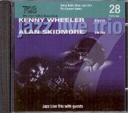 JAZZ LIVE TRIO feat. WHEELER KENNY / SKIDMORE ALAN :  RADIO DAYS VOL. 28  (TCB - MONTREUX JAZZ)

Swiss Radio Days - Il trombettista canadese Kenny Wheeler  sempre stato molto apprezzato in Inghilterra, dove si  trasferito nel 1952. Ascoltando le interpretazioni del musicista  chiaro che Wheeler mostra una forte influenza inglese nel modo di suonare il suo strumento: il suono  spesso diretto e ruvido, ma non interferisce mai con il suo spiccato senso del ritmo. Con un ampio raggio d'interpretazione, Wheeler si muove tra uno stile a volte tradizionale ed altre pi moderno ed anticonvenzionale. Discepolo di Sonny Rollins e John Coltrane, Alan Skidmore ha preso il meglio da questi due grandi maestri e ha elaborato uno stile personale di suonare il sax alto, caratterizzato da una tecnica brillante che gli permette di passare da un registro all'altro, rendendo le sue interpretazioni particolarmente interessanti. Radio Days vol. 28 propone le registrazioni fatte alla Radio Studio 2 di Zurigo che documentano i due musicisti in quattro interpretazioni separate e due in cui si esibiscono insieme: Kenny Wheeler  stato registrato il 31 marzo 1979, Alan Skidmore il giorno 8 aprile 1978, mentre i brani che li vedono impegnati insieme sono stati registrati il 19 dicembre 1980. L'album si apre con Kenny Wheeler che, insieme al Jazz Live Trio formato da Klaus Koenig al piano, Peter Frei al basso e Pierre Favre e Peter Schmidlin alla batteria, interpreta il suo originale A Simple Toon e Come Sunday di Duke Ellington. Si prosegue con Alan Skidmore che, sempre affiancato dal Jazz Live Trio, interpreta due suoi originali, K And A Blues e Would Jubilee Vit. Radio Days vol. 28 si chiude con i due musicisti che insieme interpretano i due originali di Skidmore Red Daffodil e Ruby Doo. Una nuova imperdibile perla da collezione per la fortunata collana Swiss Radio Days di casa TCB The Montreux Jazz Label.