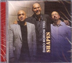 MORONI DADO :  SHAPES  (TCB - MONTREUX JAZZ)

Bebop Hard and Postbop - Pianista genovese che ha debuttato a diciassette anni con Tullio De Piscopo e Franco Ambrosetti, Dado Moroni vanta collaborazioni artistiche con uno dei pionieri del jazz degli anni '30 e '40, il trombettista Clark Terry. Sempre alla ricerca di nuove suggestioni musicali, nel 1995 Moroni si unisce al pianista classico Antonio Ballista e crea Two Pianos Cine Soul ottenendo un notevole riscontro da parte di pubblico e critica. Shapes, come racconta Moroni stesso,  il racconto in note di una sera al ristorante trascorsa a parlare della vita con i suoi compagni di viaggio Peter Washington ed Enzo Zirilli. Nove tracce, nove angolature dalle quali  possibile vedere alcuni lati della vita, magistralmente interpretate da Peter Washington al basso, Enzo Zirilli alla batteria e Dado Moroni che oltre a suonare il pianoforte interpreta anche le parti vocali. L'album si apre con Ballade Pour Gianni, brano dedicato all'indimenticabile sassofonista Gianni Basso e propone altri quattro originali di Moroni oltre a Desafinados di Antonio Carlos Jobim, Love Dance di Ivan Guimaraes Lins, For the Time Being di Bert Joris e Here's To Life di Artie Butler e Phyllis Molinary. Shapes  un album frizzante e poetico con interessanti suggestioni afroamericane.