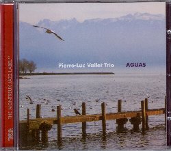 VALLET PIERRE-LUC :  AGUAS  (TCB - MONTREUX JAZZ)

Bebop Hard and Postbop - Pianista nato a Lione, Pierre-Luc Vallet ha una formazione classica acquisita durante gli studi al conservatorio di Ginevra. Oggi Vallet insegna presso la scuola di musica jazz e contemporanea di Losanna e continua la sua esperienza artistica presentando il nuovo album Aguas in cui le note del suo pianoforte Steinway si fondono con quelle del basso di Philippe Aerts ed al ritmo della batteria di Marc Erbetta. Tutte le composizioni eseguite, eccetto Francisca di Toninho Horta e I Fall in Love Too Easily di Jule Styne, sono originali di Pierre-Luc Vallet, melodie ispirate ad una particolare sfumatura dell'acqua di un lago, alla frenetica Manhattan, al triste ricordo di Ingrid Betancourt tenuta prigioniera nella giungla colombiana, al coraggio di quelle donne i cui figli e mariti sono stati vittime della dittatura argentina. Aguas  un album toccante in cui il pianoforte di Vallet racconta con intensit e dolcezza storie, attimi, emozioni strappati all'oblio del tempo.