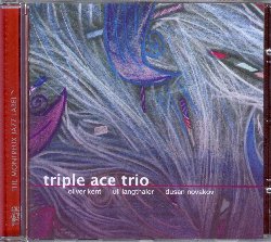 KENT OLIVER / LANGTHALER ULI / NOVAKOV DUSAN :  TRIPLE ACE TRIO  (TCB - MONTREUX JAZZ)

Bebop Hard and Postbop - Il jazz moderno  il racconto di una storia fatto da tante voci capaci di interagire fra di loro, dando vita ad un racconto sonoro che cresce, si sviluppa e si arricchisce grazie ai contributi dei singoli narratori. Il trio Triple Ace, composto dagli austriaci Oliver Kent al pianoforte e Uli Langthaler al basso e dal serbo Dusan Novakov alle percussioni,  il perfetto esempio di questo magico dialogo tra musicisti jazz. L'album omonimo Triple Ace Trio propone alcuni originali dei componenti del trio insieme ad alcuni standard jazz come How Long Has This Been Going On di George Gershwin e Myiako di Wayne Shorter, oltre a Chega de Saudade di Antonio Carlos Jobim e Jealous Guy di John Lennon. L'incomparabile senso del tempo di Oliver Kent, il potente basso acustico di Uli Langthaler ed il ritmo effervescente e pepato di Novakov sono gli ingredienti fondamentali che fanno di Triple Ace Trio un album veramente notevole.