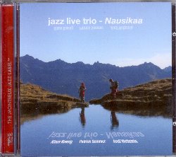 JAZZ LIVE TRIO :  NAUSIKAA  (TCB - MONTREUX JAZZ)

Bebop Hard and Postbop - Il Jazz Live Trio fondato nel 1964 da Klaus Koenig  una vera istituzione del panorama jazz svizzero. In quasi 20 anni di carriera il trio ha tenuto pi di 100 concerti live alla radio di Zurigo, affiancando solisti di grande fama provenienti da tutto il mondo come Dexter Gordon, Johnny Griffin, Art Farmer, Lee Konitz, Enrico Rava, Albert Mangelsdorff e tanti altri ancora. Negli anni '70 inoltre, il Jazz Live Trio ha fatto parte del famoso gruppo Magog con Andy Scherrer, Hans Kennel e Paul Haag. Dopo 15 anni di lontananza dal suo pianoforte, a causa di una grave distonia che ha colpito la sua mano destra, Klaus Koenig  ritornato sulla scena musicale con un nuovo Jazz Live Trio composto dai giovani e talentuosi musicisti svizzeri Patrick Sommer (basso) ed Andi Wettstein (batteria). Nausikaa  la prima opera della nuova formazione e propone otto splendidi originali di Klaus Koenig. Nausikaa mostra al pubblico un nuovo, ma allo stesso tempo storico, trio impegnato nel portare avanti una tradizione jazzistica di altissimo livello.