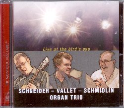 ORGAN TRIO :  LIVE AT THE BIRD'S EYE  (TCB - MONTREUX JAZZ)

Bebop Hard and Postbop - L'organo Hammond B3  uno strumento molto speciale:  una sorta di universo musicale a s, allo stesso tempo segreto e straripante e capace di richiamare alla memoria lontani ricordi e speranze. In Live at the Bird's Eye, l'Organ Trio, formato da Claude Schneider, Pierre-Luc Vallet ed il fondatore di casa Tcb Peter Schmidlin, purtroppo prematuramente scomparso dopo questa sua ultima collaborazione artistica, si  ispirato alla formazione pi famosa degli anni '50 ed ha messo insieme tre strumenti le cui sonorit si completano a vicenda: l'organo Hammond B3 suonato da Vallet, la chitarra di Schneider e la batteria di Schmidlin. L'Organ Trio propone allo spettatore le sonorit e lo spirito 'Blue Note' degli anni '50 e '60 per poi ampliarsi includendo sonorit pi contemporanee, ricordando il grande pianista ed organista americano Larry Goldings. Live at the Bird's Eye propone alcuni originali di Schneider e Vallet, oltre ad alcuni brani di compositori molto amati dai tre musicisti come Duke Ellington, Peter Bernstein e Joey Calderazzo, avvalendosi anche di un altoparlante rotante Leslie, ideato negli anni '40 come complemento ai primi organi Hammond a ruote, che amplifica il suono dell'organo in una sorta di movimento girevole come fosse la luce di un faro che avvisa gli ascoltatori di un'imminente ondata di puro swing. Live at the Bird's Eye, registrato live nell'omonimo jazz club di Basilea il 24 settembre del 2011,  un album che unisce divertimento e groove e che immortala il talento indimenticabile di Peter Schmidlin, un fine musicista e produttore che tanto ha dato al panorama musicale jazz svizzero.