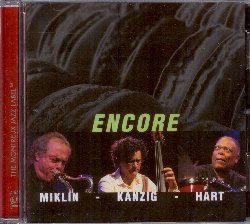 MIKLIN KARLHEINZ / KANZIG HEIRI / HART BILLY :  ENCORE  (TCB - MONTREUX JAZZ)

Bebop Hard and Postbop - Karlheinz Miklin  un formidabile sassofonista tedesco, ex presidente della celebre IASJ, l'Associazione Internazione delle Scuole di Jazz, nonch professore al conservatorio di Graz. La sua carriera musicale vanta collaborazioni con artisti importanti come Sheila Jordan, Mel Lewis ed Art Farmer, solo per citarne alcuni, e pi di 30 dischi registrati a suo nome. Encore, il nuovo album pubblicato dal suo trio, propone varie registrazioni live effettuate in Austria nell'ottobre del 2012. A fianco di Miklin (sassofono, clarinetto basso, flauto alto) c' il leggendario batterista Billy Hart (ha suonato al fianco di Miles Davis, Stan Getz ed Herbie Hancock), ed il bassista Heiri Knzig (contrabbasso), uno dei migliori musicisti dell'attuale panorama jazz svizzero. Encore propone tutti originali del virtuoso sassofonista tedesco, regalando all'ascoltatore un concerto fatto di grande senso della melodia e versatilit musicale che in certe parti sembra voler citare grandi musicisti come Bill Evans, Coleman Hawkins e Charles Lloyd.