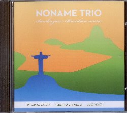 NONAME TRIO :  SAMBA JAZZ - BRAZILIAN MUSIC  (TCB - MONTREUX JAZZ)

World-Jazz Music - Il Noname Trio  formato da Alberto Kallas Chimelli, Ricardo Costa e Luiz Alves, musicisti con storie diverse alle spalle, ma tutte accumunate da collaborazioni con alcuni dei pi grandi musicisti dell'attuale scena musicale brasiliana come Antonio Carlos Jobim, Vinicius De Moraes, Lucio Alves, Chico Buarque, Milton Nascimiento, Paulo Moura, Ivan Lins e tanti altri ancora. Nate dalla bossa nova e dal samba-jazz, le esperienze accumulate da Alberto, Luiz e Ricardo fanno s che la loro musica, come dimostra il loro ultimo album Samba Jazz - Brazilian Music, abbia tratti tipicamente brasiliani, ma che, allo stesso tempo, sia facilmente godibile anche da un pubblico internazionale. Con Alves al basso acustico, Costa alle percussioni, Chimelli al pianoforte e Red Sullivan al flauto come ospite speciale in due tracce, Samba Jazz - Brazilian Music  un album leggero e seducente che incarna splendidamente lo spirito brasiliano.