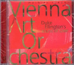 VIENNA ART ORCHESTRA :  DUKE ELLINGTON'S SOUND OF LOVE  (TCB - MONTREUX JAZZ)

Bebop Hard and Postbop - La Vienna Art Orchestra  una delle principali orchestre jazz d'Europa, fondata nel 1977 da Mathias Ruegg. Dal successo internazionale scoppiato nel 1981, l'ensemble ha fatto spettacoli in pi di 40 paesi, per un totale di quasi 800 concerti, 100 dei quali nei principali festival jazz di tutto il mondo. Casa TCB the Montreux Jazz Label propone Duke Ellington's Sound of Love, la registrazione live del concerto che la formazione ha tenuto in occasione del suo tour primaverile del 1999. Il concerto  un omaggio a Duke Ellington e Billy Strayhorn, i cui classici sono stati arrangiati dal direttore Mathias Ruegg. La formazione presenta: Thorsten Benkenstein, Matthieu Michel, Thomas Gansch e Bumi Fian alla tromba; Klaus Dickbauer, Florian Bramboeck, Harry Sokal, Andy Scherrer, Herwig Gradischnig ai fiati; Arkady Shilkloper al corno francese; Robert Bachner e Christian Muthspiel al trombone; Charly Wagner al basso trombone; Wolgang Muthspiel alla chitarra; Georg Breinschmid al basso; Mario Gonzi alla batteria, la voce di Anna Lauvergnac e Mathias Ruegg alla conduzione. Duke Ellington's Sound of Love offre alcuni brani di Duke Ellington poco suonati come Red Garter e Smada passando per classici come Rockin' in Rhythm o Mood Indigo, senza dimenticare composizioni di Strayhorn come Take the A-Train o After All.