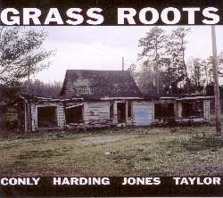 GRASS ROOTS :  GRASS ROOTS  (AUM FIDELITY)

Darius Jones (sax alto), Alex Harding (sax baritono), Sean Conly (basso), Chad Taylor (batteria) - I Grass Roots sono una nuova formazione creata da Darius Jones, che ci ha gi deliziato con i suoi voluminosi regali sonori da quando  arrivato a New York, insieme a Chad Taylor, sassofonista dei Chicago Underground che ha largamente contribuito allo sviluppo delle nuove scene musicali di Chicago e New York. Completano il gruppo Alex Harding, uno dei pi moderni interpreti del sax baritono che ha suonato e registrato con tutti, da David Murray ad Aretha Franklin, da Sun Ra ad Angelique Kidjo e che fa attualmente parte del cast del musical di Broadway Fela!, oltre all bassista Sean Conly, attivo in numerose formazioni new-yorkesi fin dalla met degli anni '90 collaborando con una miriade di artisti, da Paquito D'Rivera a Stefan Harris, Andrew Hill e Regina Carter. Ciascuno dei quattro membri del gruppo  anche compositore delle musiche ed i loro arrangiamenti evidenziano la grande cura ed attenzione per il dettaglio. Fanfare orchestrali che evolvono in ritmi mostruosi con splendide melodie e si trasformano infine in gloriosi momenti free che invariabilmente riconducono a ritmi mostruosi, fino al brano che conclude l'album, capace di creare un paesaggio sonoro alieno esplorato dal punto di vista di una libellula gigante.