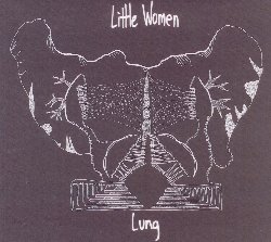 LITTLE WOMEN :  LUNG  (AUM FIDELITY)

Travis Laplante (sax tenore), Darius Jones (sax alto), Andrew Smiley (chitarra), Jason Nazary (batteria). Lung - nuova opera dei Little Women -  un prezioso distillato, senza precedenti, di puro cinema sonoro. Composta collettivamente dal quartetto, la lunga suite  senza dubbio il suo lavoro pi dinamico, capace di spaziare tra violenza improvvisativa e precisione ad alta velocit come nessun altro gruppo della nuova scena new-yorkese. L'album possiede struttura ed eleganza, manifestandosi in un tornado di rumore e bellezza che taglia le nubi plumbee facendo trasparire un raggio di luce. Lung  stato splendidamente registrato presso i System Two Studios di Brooklyn permettendo all'ascoltatore di percepire tutte le sonorit e gli armonici creati dai musicisti capaci di muoversi tra sonorit estreme con impressionante fluidit, per essere poi mixato alla perfezione da Ryan Power.