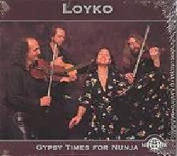 LOYKO :  GYPSY TIMES FOR NUNJA  (NETWORK)

Dopo il loro precedente best seller su Network, la pi famosa ensemble gypsy russa che gode di enorme successo in patria e le cui tourne internazionali mostrano una serie di successi ovunque nel mondo dove si sono esibiti, presenta un nuovo e pi ampio line-up che comprende il mostruoso violinista Sergei Erdenko le cui dita giocano con le corde come gli artigli del leopardo con la corteccia degli alberi (Faz), insieme al sensibile violinista Georgy Osmolovsky, al chitarrista Alesa Bezlepkin che mostra un'innata affinit con Django Reinhardt e la cantante e ballerina Leonsia Erdenko che a Mosca  considerata un vero e proprio mito. L'album presenta le diverse sfaccettature della musica gypsy russa in un percorso che ci fa vivere la melanconia, la gioia e l'estasi attraverso parti vocali polifoniche, filigrane di duetti di violino, leggeri brani strumentali gypsy e sontuosi brani vocali interpretati dalla splendida Leontsia. Immancabile.