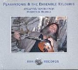 PSARANTONIS & ENSEMBLE XYLOURIS :  MOUNTAIN REBELS  (NETWORK)

Psarantonis, fratello del leggendario Nikos Xylouris,  diventato nel tempo una figura di culto della scena musicale cretese e greca. L'eccentrico musicista riesce sempre a riempire le sale da concerto ovunque si esibisca, ad Heraklion come ad Atene, a New York come a Toronto. La sua caratteristica principale  il suo incredibile dinamismo musicale: a volte melodie sussurrate pacatamente, come soffici nuvole bianche che scendono dolcemente dal cielo, altre volte ritmi infuocati, come un'improvvisa tempesta che si alza dal mare con onde che urlano guidate dalla forza di Poseidone, calmandosi poi velocemente restituendo un silenzio idilliaco. Il suo canto  esattamente cos: tagliente, selvaggio, esaltante ma poi inaspettatamente calmo, gentile e raffinato. I ritmi sono diversi, assolutamente inusuali, e rari per la musica della tradizione cretese. Oltre alle sue composizioni, Psarantonis fa anche ricorso ai brani della tradizione che interpreta a modo suo, reinventandoli e rendendoli del tutto nuovi. I musicisti che lo accompagnano entrano in stretta simbiosi con la lyra a tre corde che Psarantonis regge sulle ginocchia, accarezzando le corde con le unghie invece di pizzicarle, creando un'incantevole danza per le sue dita. Senza necessariamente essere considerata virtuosismo, la sua tecnica interpretativa trasuda pura magia. Con Mountain Rebels Psarantonis e l'Ensemble Xylouris, composta dalla figlia Niki, vocalista e percussionista, e dai figli Georgios e Lampis oltre che da diversi altri ospiti, non desiderano raggiungere la perfezione, ma semplicemente esprimere le universali emozioni della musica.