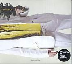 MAGNIFICO :  MAGNIFICATION  (PIRANHA)

I Balcani invadono l'Europa! Goran Bregovic ha tracciato il percorso e adesso Magnifico � pronto ad aprire nuove strade per farci divertire con la sua musica: con i suoi ritmi irresistibili e la sua enorme presenza scenica, Magnifico ha le carte in regola per lasciare il segno. Con il suo guardaroba retro-chic perfetto per impersonare uno degli improbabili personaggi di un telefilm dell'ispettore Coliandro, lo sloveno Magnifico (Robert Pesut) riesce a combinare una notevole auto-ironia europea, gli scoppiettanti fiati delle brass band balcaniche, la cultura pop ed il lato divertente del soft porn, il tutto con una strizzatina d'occhio tipicamente slava. I testi delle sue canzoni sono scintille che accendono dibattiti su tutto, dalla xenofobia all'omofobia, lanciandolo in vetta alle classifiche dei Paesi della ex Yugoslavia ed in Italia (dove la sua Hir Ai Kam, Hir Ai Go � diventata una hit con video in heavy rotation e tormentone alla radio). Ha scritto canzoni in cui canta imperturbatamente che Magnifico � un frocio oppure dove fa la parodia agli insulti che gli Sloveni riservano agli slavi meridionali (tutto il mondo � paese...): brani che nascono appositamente non solo per fare rumore e sollevare critiche, ma anche per divertire! Con il suo nuovo Magnification - un distillato di speciale spirito balcanico e funk dal sapore rom - Magnifico ci regala uno dei migliori album mai usciti dal variopinto pianeta balcanico che anche in Italia non si potr� fare a meno di apprezzare e... ballare!