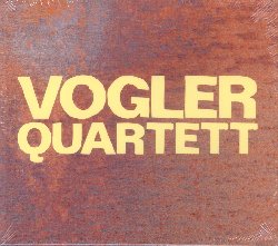 VOGLER QUARTETT :  VOGLER QUARTETT  (PHIL.HARMONIE)

Per celebrare i suoi 30 anni di attivit, l'eccellente Vogler Quartett propone un triplo album che raccoglie i quattro concerti che ha tenuto alla Konzerthaus di Berlino durante la stagione 2014/2015. Per scelta del quartetto il box di casa Phil.Harmonie comprende opere pubblicate nei secoli XX e XXI, non legate tra loro da un tema in particolare, ma tutte espressioni, anche se tra loro molto diverse, di quella costante ricerca di bellezza e di nuove espressioni creative che ha caratterizzato questo particolare periodo storico. Il ricco programma proposto dal Vogler Quartett propone opere di Kurt Weill (1900-1950), Hans Werner Henze (1926-2012), Jorg Widmann (1973), Mauricio Kagel (1931-2008), Maurice Ravel (1875-1937), Ottorino Respighi (1879-1936) ed Anton Garcia Abril (1969). Insieme al quartetto composto da Tim Vogler (primo violino), Frank Reinecke (secondo violino), Stefan Fehlandt (viola) e Stephan Forck (violoncello), sul palco ci sono anche il soprano Zandra McMaster ed il pianista Michael McHale, tutti uniti ed in grande sintonia per regalare al pubblico uno spettacolo davvero profondamente suggestivo.