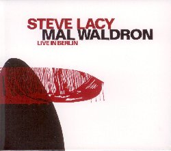 LACY STEVE / WALDRON MAL :  LIVE IN BERLIN  (JAZZWERKSTATT)

Live in Berlin presenta il sassofonista Steve Lacy ed il pianista Mal Waldron impegnati in un duo che pu essere considerato opera d'arte totale, fatta di movimento, ritmica e leggerezza, altamente poetica, con elementi architettonici e coreografici, un'opera d'arte concentrica che lascia tutti a bocca aperta. La collaborazione tra Steve Lacy e Mal Waldron inizi durante la met degli anni '50 con l'album Reflections (Prestige), in cui i temi di Thelonious Monk venivano interpretati dal sopranista e dal pianista che intanto rinforzavano la loro conoscenza artistica. Live in Berlin propone il loro concerto tenutosi alla Jazzbuhne di Berlino nel 1984, in cui  possibile sentire i piedi dei musicisti che battono il ritmo, la voce che accompagna le dita e segue i movimenti di questo essere dotato di due teste che Lacy e Waldron rappresentano. A mano a mano che la musica fluisce e l'armonia si fa perfezione, l'ascoltatore diventa tutt'uno con questo libero circolo di sensazioni. L'album inizia con un'improvvisazione che sembra brevemente introdurre alcuni temi che le composizioni di Steve Lacy, Billy Strayhorn e Mal Waldron affronteranno nei successivi brani Blinks (Lacy), A Flower is a Lovesome Thing (Strayhorn) e Snake Out (Waldron). Live in Berlin si chiude con una toccante interpretazione del capolavoro di Thelonious Monk Epistrophy. Finisce il viaggio seducente il cui percorso  cristallizzato nel suo corso, nelle sue piacevoli digressioni, negli intrecci ed artifici. Magia, ipnosi, un continuo errare delle note in sentieri a volte pi dritti ed altre pi tortuosi.