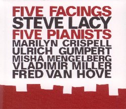 LACY STEVE :  FIVE FACINGS - FIVE PIANISTS  (JAZZWERKSTATT)

Steve Lacy non solo  stato uno dei pi apprezzati sassofonisti (sax soprano) del XX secolo secolo, ma fu anche il pi importante interprete della musica di Thelonious Monk. Lacy rappresentava un'avanguardia che sosteneva l'elaborazione e la spiegazione del passato al fine di poter costruire un futuro libero da visioni totalitarie. La particolare capacit artistica di Monk  stata descritta come il perno dell'arte moderna, pi precisamente dell'architettura del XX secolo e pu essere brevemente descritta con il famoso motto Less is More: come Monk anche Steve Lacy riteneva che il fulcro dell'arte dovessero essere la semplicit e l'essenzialit. Questa caratteristica  possibile apprezzarla nell'album Five Facings - Five Pianists che propone la registrazione live del Workshop Freie Musik che ha avuto luogo nel 1996 all'accademia delle Belle Arti di Berlino e precedentemente pubblicato dall'etichetta FMP. Sul palco a fianco di Lacy che prese parte a tutte le 5 serate, furono invitati 5 pianisti: Marilyn Crispell, Misha Mengelberg, Ulrich Gumpert, Fred Van Hove e Vladimir Miller. Five Facings - Five Pianists propone alcuni originali di Steve Lacy (The Crust, Blues for Aida, Twenty-One, The Wane e Art) oltre naturalmente a tre composizione di Thelonious Monk ossia Off Mirror, Ruby, My Dear ed Evidence. Five Facings - Five Pianists  la riprova di come la frase del professore di estetica Bazon Brock 'dobbiamo comunicare perch non ci capiamo' possa dirsi ormai superata.