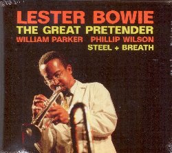 BOWIE LESTER / PARKER WILLIAM / WILSON PHILIP :  THE GREAT PRETENDER / STEEL + BREATH  (JAZZWERKSTATT)

Il compositore e trombettista americano di jazz d'avanguardia Lester Bowie (1941-1999) ha avuto il grande merito di aver colmato il divario tra tradizione ed avanguardia, tra pop ed innovazione. Dove altri musicisti si sono persi in una sorta di terra di nessuno, Bowie ha trovato la strada della musica afro-americana. Il ricco doppio album The Great Pretender /Steel + Breath propone blues, jazz, rhythm and blues, spirituals, gospel e sonorit africane, tutto unito dalla coraggiosa volont del trombettista e dei suoi colleghi di creare qualcosa di totalmente nuovo. Il primo cd dell'album propone le registrazioni effettuate alla Jazzbuehne di Berlino nel 1982 in cui Bowie (tromba)  affiancato da altri 7 eccellenti musicisti. Il secondo cd presenta invece le registrazioni di tre brani effettuate ai Greenpoint Studios di New York nel 1991 in cui Bowie  affiancato solo da Philip Wilson (percussioni) e William Parker (basso).