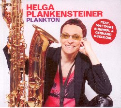 PLANKENSTEINER HELGA :  PLANKTON  (JAZZWERKSTATT)

Come il plancton che fluttua con le correnti, la musica della bolzanina Helga Plankensteiner scivola da uno stile all'altro. Le composizioni, scritte per la maggior parte dalla stessa sassofonista, propongono stati d'animo inaspettati dominati dalla bellezza delle sonorit del sax baritono. Loo  un omaggio al trombettista Lew Soloff, alla sua musica fantastica tra tradizione e modernit che la sassofonista conobbe durante un tour con la big band di Carla Bley. The Never Ending Blues ricorda Ellington e Mingus, Quentin potrebbe essere la colonna sonora di un film di Tarantino, Meister Schriefl  un ritratto ora serio, ora ironico, del trombettista Matthias Schriefl, No Ballad No Crime passa da una melodia sdolcinata all'energica esuberanza africana. Insomma Plankton  un album fatto di sorpresa e sbalordimento che termina con Tears un brano ironico e malinconico che conclude un viaggio attraverso tempo e spazio. Helga Plankensteiner (sax baritono, voce)  affiancata dal giovane talento tedesco Matthias Schriefl (tromba), Gerhard Gschlobl (trombone), Enrico Terragnoli (chitarra, banjo), Michael Losch (organo hammond, pianoforte) e Nelide Bandello (percussioni).