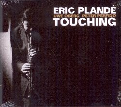 PLANDE ERIC / OBERG UWE / PERFIDO PETER :  TOUCHING  (JAZZWERKSTATT)

Gi i primi quattro minuti di Touching con il ritmo nervoso ed inquieto della batteria ci fanno capire molto sull'inedito trio formato dal sassofonista Eric Plande insieme al pianista Uwe Oberg ed al batterista Peter Perfido. Alle percussioni si unisce poi l'immediatezza del sassofono, con un suono straordinariamente fluido e sempre rilassato che viene arricchito da una buona e divertente dose di energia. E poi c' il pianoforte: lo strumento sta in bilico nel background ad aspettare, intona solo pochi accordi, prima cercando il proprio spazio e poi prendendoselo con forza. Il trio non si divide mai in momenti solistici, ma rimane sempre impegnato in un dialogo che pi che una conversazione  uno scambio d'energia. Nonostante l'armonioso dialogo tra i tre artisti  impossibile non notare le tre diverse individualit musicali, ciascuna con la propria lingua, la propria identit ed uno stile particolare. Touching, i cui brani sono tutti firmati dagli stessi interpreti, unisce musica improvvisata e potenti influenze dell'era post-Coltrane con una disinvoltura tale da lasciare l'ascoltatore senza parole.