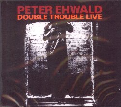 EHWALD PETER :  DOUBLE TROUBLE LIVE  (JAZZWERKSTATT)

Peter Ehwald  un musicista jazz tedesco le cui opere sono caratterizzate da una pari dose di spontaneit artistica e preparazione tecnica. Ehwald  sempre alla ricerca di nuovi sentieri musicali: lui non si accontenta di quelle raffinatezze musicali che negli anni hanno creato molti eccellenti solisti, ma vuole qualcosa di inedito che segni una decisa rottura con il passato. Insieme a Robert Landfermann (contrabbasso), Andreas Lang (contrabbasso) e Jonas Burgwinkel (percussioni), Peter Ehwald (sax soprano e tenore) presenta Double Trouble Live, album contenente 8 originali del sassofonista oltre al brano tradizionale ebraico Mimouna, di cui Ehwald ha curato la traduzione e l'arrangiamento. Tutti le tracce di Double Trouble Live sono state registrate dal vivo durante vari concerti, tra il dicembre del 2013 e l'ottobre del 2014. Il risultato  un album eccellente, pieno di energia ed assolutamente autentico.