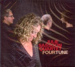 SASSOON JULIE :  FOURTUNE  (JAZZWERKSTATT)

Nel suo nuovo album �Fourtune�, la talentuosa pianista Julie Sassoon, il cui stile � stato spesso paragonato a quello di Keith Jarrett nell�improvvisazione del 1975 all�Opera di Colonia, si muove tra composizione ed improvvisazione: musiche abbaglianti ed eteree, create da complesse melodie finemente lavorate che trasmettono a volte serenit� meditativa e fragile tenerezza, mentre in altri momenti agitata irrequietezza e potente espressivit�. Con Lothar Ohlmeier (sax soprano, clarinetto basso) che rende la musica ancora pi� intensa con i suoi potenti assolo, Meinrad Kneer (contrabbasso) che dona alle composizioni un affascinante sfondo scuro e caldo e Rudi Fischerlehner (percussioni) che amplia il concetto tradizionale di ritmo con sonorit� nervosamente risonanti che si fondono alla perfezione con il pianoforte della Sassoon, �Fourtune� � un album che trascende le barriere stilistiche di jazz e minimalismo, per spingersi in territori musicali insoliti e molto affascinanti. Mentre suonano i musicisti sono coinvolti in un dialogo intenso e riflessivo previsto dalle composizioni di Julie Sassoon, per poi prendere strade autonome e spingere il disco verso direzioni musicali inattese che regalano all�ascoltatore emozioni di ogni genere.