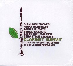 VARIOUS :  CLARINET SUMMIT  (JAZZWERKSTATT)

Il Clarinet Summit  un progetto creato nel 1980 dal produttore Joachim-Ernst Berendt a cui presero parte alcuni dei migliori musicisti della scena jazz internazionale tra cui John Carter, Perry Robinson, Gianluigi Trovesi, Bernd Konrad, Theo Jorgensmann, Ernst-Ludwig Petrowsky, Aldo Romano, Didier Lockwood, Gunter 'Baby' Sommer ed altri ancora. Nel novembre del 2015, dopo circa 35 anni, alcuni di loro hanno deciso di dare vita ad un nuovo Clarinet Summit. Insieme a Perry Robinson (clarinetto e whistle), Theo Jorgensmann (clarinetto e clarinetto basso), Gianluigi Trovesi (clarinetto alto), Bernd Konrad (sax soprano, clarinetto e clarinetto basso), Gunter 'Baby' Sommer (batteria e percussioni) ed Annette Maye (clarinetto), furono invitati anche Albrecht Maurer (violino) e Sebastian Gramss (contrabbasso) che non avevano partecipato al progetto del 1980. In un'atmosfera rilassata con un gruppo di vecchi amici che suonano ancora insieme, la formazione ha tenuto quattro concerti di grande successo in cui ha offerto al pubblico un programma a met strada tra jazz e nuova musica d'improvvisazione. Il disco di casa Jazzwerkstatt Clarinet Summit propone parte del concerto che l'eccellente formazione ha tenuto a Francoforte, oltre ad un brano registrato nel 2016 durante il concerto nella citt tedesca di Dusseldorf, in cui sono assenti Perry Robinson e Gianluca Trovesi che furono sostituiti dalla clarinettista di Colonia Annette Maye. Clarinet Summit  un album incredibile, in cui la musica  la sola vera protagonista, un disco intenso e coinvolgente in cui emerge tutta la grande complicit artistica che ancora lega profondamente questo gruppo di straordinari musicisti.