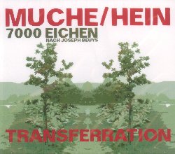 7000 EICHEN :  TRANSFERRATION  (JAZZWERKSTATT)

7000 Eichen  un duo di Colonia formato dal trombonista Matthias Muche e dal chitarrista Nicola L. Hein, una formazione non convenzionale specializzata in musica dimprovvisazione. Utilizzando suoni idiosincratici e rumori in modo molto dinamico, i due musicisti danno vita ad opere con un impatto molto diverso da quello tradizionale e che hanno il grande pregio di svelare sempre nuove e stupefacenti dimensioni sonore. Lavorando molto anche nel campo delle arti visive e dellinstallazione sonora, Muche e Hein hanno sviluppato un linguaggio musicale che ha un rapporto molto profondo con le arti figurate. Lo stesso nome del duo  una citazione dellopera del pittore e scultore tedesco Joseph Beuy (1921-1986) 7000 Eichen (7000 querce): non si tratta di una scultura tradizionale, ma di un grande tringolo posto davanti al museo Federiciano di Kassel e composto da 7000 pietre di basalto scolpite a forma di albero, ognuna delle quali adottabile da un potenziale acquirente. Con il suo lavoro il pittore  riuscito a trasformare unazione ordinaria, come piantare un albero, in un grande rito collettivo capace di evocare i significati pi profondi del rapporto fra luomo e la natura. Questo concetto  anche alla base di Transferration, il nuovo album del duo tedesco: grazie ad unoriginale rielaborazione di strutture sonore gi esistenti, Muche e Hein hanno fatto emergere potenzialit che fino a questo momento erano rimaste inespresse. Trasferration  il frutto di un grande gesto creativo che regala allascoltatore realt sonore inedite e che dimostra come sia importante e bello guardare le cose da prospettive diverse.