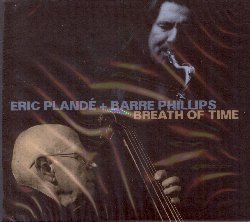 PLANDE' ERIC / PHILLIPS BARRE :  BREATH OF TIME  (JAZZWERKSTATT)

Il tempo respira e passa, senza che luomo possa fare niente. Anche se solo a livello intuitivo, i musicisti che fanno improvvisazione conoscono meglio il tempo delle altre persone, visto che lo utilizzano nella loro stessa arte. Ascoltando il sassofonista Eric Pland ed il contrabbassista Barre Phillips si potrebbe pensare che si limitino a suonare impulsivamente, ma non  cos: i due, suonando, si confrontano con il ritmo del mondo, con il suo ancestrale inspirare ed espirare. Breath of Time  la dimostrazione pratica di come limprovvisazione sia allo stesso tempo cercare e trovare, sconfinare e fermarsi, ascoltare e suonare. Tra la modalit dellattivit e dellattesa non c un confine netto, tutto succede simultaneamente ed il meglio che possa accadere nellimprovvisazione  lo stabilirsi di un miracoloso equilibrio tra i musicisti che, pur percorrendo ciascuno il proprio sentiero sonoro, riescono ad influenzarsi a vicenda. In Breath of Time il respiro del tempo non  strutturato dal ritmo, i due musicisti percorrono la propria strada creando percorsi condivisi su pi livelli ma, pur essendo vicini o talvolta anche intrecciati, mantenendo sempre una propria autonomia.