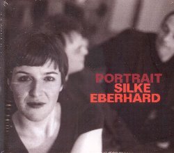 EBERHARD SILKE :  PORTRAIT SILKE EBERHARD  (JAZZWERKSTATT)

Portrait Silke Eberhard  un prezioso cofanetto che racconta la carriera della musicista e compositrice jazz tedesca Silke Eberhard. Il primo volume dell'album What a Beauty Being (JW 103) propone la talentuosa interprete in trio con il bassista Jan Roder ed il batterista Kay Lubke. I tre musicisti dimostrano di avere una grande sintonia, con Roder e Lubke che danno il tempo, sostengono e portano avanti i dodici brani, incontrandosi, di quando in quando, in splendidi duetti pieni di forza ed eleganza. E sono proprio questi due sostantivi che descrivono al meglio What a Beauty Being, disco che prende il titolo dall'uso onomatopeico della lingua fatto dall'artista dadaista e costruttivista Kurt Schwitters nel suo poema fonetico What a Beauty. Eberhard dal canto suo suona il sax alto, strumento con cui attinge alle sonorit dei suoi grandi predecessori come Johnny Hodges, dimostrando di essere una delle voci pi importanti del panorama jazz tedesco. Il secondo volume dell'album  Darlingtonia (JW 112), album che documenta l'incontro sorprendente tra Silke Eberhard (sax alto) e Dave Burrell (pianoforte) due musicisti che rappresentano due diverse generazioni e generi musicali, uniti dal dialogo improvvisativo che usa la lingua universale del free jazz. Il risultato  strepitoso: Eberhard e Burrell intraprendono una conversazione sonora spontanea, divertente e perfettamente bilanciata in cui i due artisti sembrano capirsi alla perfezione. Il terzo volume dell'album, Plays Love Suite by Eric Dolphy (JW 147),  uno spendido omaggio di Silke Eberhard al grande musicista americano che aveva scelto Berlino come sua citt. Insieme alla sua formazione Potsa Lotsa Plus composta da Juergen Kupke (clarinetto), Patrick Braun (sax tenore, clarinetto), Nikolaus Neuser (tromba), Gerhard Gschloebl (trombone), Marc Unternaehrer (tuba) e Antonis Anissegos (tastiere ed elettronica), Silke Eberhard (sax alto, clarinetto basso) propone una splendida interpretazione dell'originale di Dolphy Love Suite. Il triplo Portrait Silke Eberhard  una bellissima occasione per scoprire la storia musicale di un'eccellente jazzista tedesca.