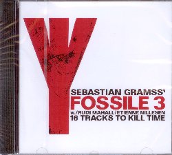 GRAMSS SEBASTIAN / FOSSILE 3 :  16 TRACK TO KILL TIME  (JAZZWERKSTATT)

Sebastian Gramss � ancora giovane nel mondo del jazz, ma da 10 anni a questa parte si � dato molto da fare, diventando uno dei contrabbassisti pi� richiesti. Il primo album del trio Fossile 3 che vede Gramms al contrabbasso, Rudi Mahall al clarinetto e basso clarinetto ed Etienne Nillesen alle percussioni, venne pubblicato da Gramms circa 3 anni fa. Con il suo nuovo disco, 16 Tracks to Kill Time, la formazione ha fatto un bel passo in avanti, dimostrando di essere maturata ed aver affinato la sua irriducibile creativit�. I Fossile 3, contrariamente a quello che suggerisce il nome del gruppo, non propongono qualcosa di antiquato, al contrario: i tre musicisti mantengono un contatto con le inesauribili riserve di energia della tradizione jazz, ma conferiscono a questi preziosi combustibili fossili, per restare in tema, una struttura nuova e pi� appetibile. 16 Tracks to Kill Time propone pezzi brevi che arrivano subito al punto: melodie e temi compatti, variazioni spontanee ed assoli compressi.