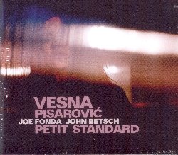 PISAROVIC VESNA / FONDA JOE / BETSCH JOHN :  PETIT STANDARD  (JAZZWERKSTATT)

La cantante croata Vesna Pisarovic ha lavorato al suo ultimo progetto, Petit Standard, per 5 lunghi anni, migliorando continuamente la scelta dei titoli e del line-up. Si tratta di una grande sfida artistica, specialmente per la cantante che, pur non avendo una controparte melodica, padroneggia la situazione con grande maestria. I suoi compagni di viaggio, Joe Fonda al basso e John Betsch alla batteria, si esibiscono con altrettanta competenza e sicurezza. A loro si  aggiunto il tedesco Gebhard Ullmann la cui performance al sax tenore ad al clarinetto basso  veramente eccellente. Con una track list che comprende alcuni intramontabili classici come The Man I Love di George ed Ira Gerschwin, Morning Joy di Steve Lacy e Bob Kaufman, Peggy's Blue Skylight di Charles Mingus e Steve Provizer, Lonely Woman di Ornette Coleman e Margo Guryan ed altri ancora, Petit Standard regala all'ascoltatore pi di un'ora di ottima musica jazz.