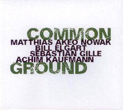 COMMON GROUND :  COMMON GROUND  (JAZZWERKSTATT)

La musica si manifesta in modo spontaneo: un pensiero, poi un altro ed  gi tutto diverso e le idee prendono una nuova forma. Questo  l'ideale del jazz. I musicisti si mettono insieme, uno suona ed ha un'idea a cui gli altri arrivano e lasciano che le cose accadano, imprevedibili, inimmaginabili, cose molto personali: il fine ultimo  la bellezza, la forza espressiva. Quattro artisti eccellenti: il contrabbassista Matthias Akeo Nowak, il sax tenore Sebastian Gill, il batterista Bill Elgart ed il pianista Achim Kaufmann, molto diversi sia per et che per esperienze vissute, eppure incredibilmente in sintonia se si considera il flusso delle idee musicali. Sebastian Gille, il pi giovane del quartetto,  nato nel 1983 in un paese vicino alla citt tedesca di Quedlinburg ed  considerato uno dei sassofonisti pi idiosincratici ed espressivi dell'attuale scena jazz, con uno stile che esprime sensibilit e vulnerabilit, oltre ad una forte volont di oltrepassare i confini. A Colonia Gille ha incontrato Matthias Akeo Nowak ed insieme hanno deciso di formare un quartetto. Nowak, 7 anni pi vecchio di Gille  nato a Berlino da una famiglia di origini giapponesi e la sua preparazione musicale  ben radicata nel campo della musica contemporanea tra jazz, rock e musica sinfonica. Quando il batterista Bill Elgart, classe 1942, un veterano che ha suonato tra gli altri con Paul e Carla Bley, si  imbattuto nei due giovani colleghi il progetto ha preso forma. Con Achim Kaufmann, nato nel 1962 ad Aachen, in Germania, un pianista che come nessun'altro  capace di equilibrare nell'improvvisazione entusiasmo interpretativo, rigore, spontaneit e struttura, il quartetto Common Ground era completo. Come si pu ascoltare nel disco Common Ground i quattro artisti, tra loro cos diversi, suonano una musica in cui le differenze non hanno importanza: con grande concentrazione i quattro creano nuove melodie, ritmi inediti ed insolite trame sonore. Elgart suona la batteria utilizzando un'enorme variet di colori, tanto che sotto gli accenti ritmici risuonano anche movimenti melodici. Kaufmann impreziosisce la musica con ricche armonie che creano il potenziale per improvvisi ed interessanti cambiamenti direzionali. Nowak collega i vari fili melodici con il suo fraseggio e la sua estrema calma, mentre Gille, con il suo stile marcato, quasi senza fiato,  attento ad utilizzare solo le note di cui la musica ha veramente bisogno. Common Ground  un disco di sopraffina improvvisazione.