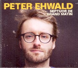 EHWALD PETER :  SEPTOUR DE GRAND MATIN  (JAZZWERKSTATT)

Il sassofonista e compositore Peter Ehwald ha scritto la musica di Septour de Grand Matin nella luce blu delle prime ore del mattino, il momento del giorno in cui la concentrazione  pi fervida. Ehwald ha lavorato molto intensamente avvalendosi di processi di metodica compositiva che gli hanno permesso di sviluppare i 9 straordinari pezzi che formano la track list del disco. Oscillando tra il jazz di Wee Small Hours Of The Morning ed il principio della variazione di Arnold Schoenberg, l'ascoltatore viene accompagnato in uno stato onirico di pura serenit. Nelle composizioni di Peter Ehwald convivono strutture musicali europee del XX secolo insieme a sperimentazioni che ricordano il jazz anni '70. Per il suo Septour de Grand Matin il sassofonista e compositore tedesco ha messo insieme un gruppo eccellente di musicisti che sono Almut Kuhne (voce), Richard Koch (tromba), Stefan Schultze (pianoforte), Kathrin Pechlof (arpa) and Matthias Akeo Nowak (basso) e John Schroder (batteria). Insieme questi artisti filano la trama delle composizioni di Peter Ehwald che da parte sua suona il sassofono, creando una musica da camera sublime, ritmata, contemporanea e di una bellezza senza tempo.